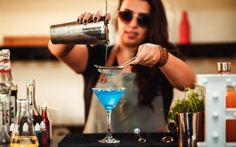 Nghề bartender có thể đối diện với nhiều bệnh nghề nghiệp khác nhau